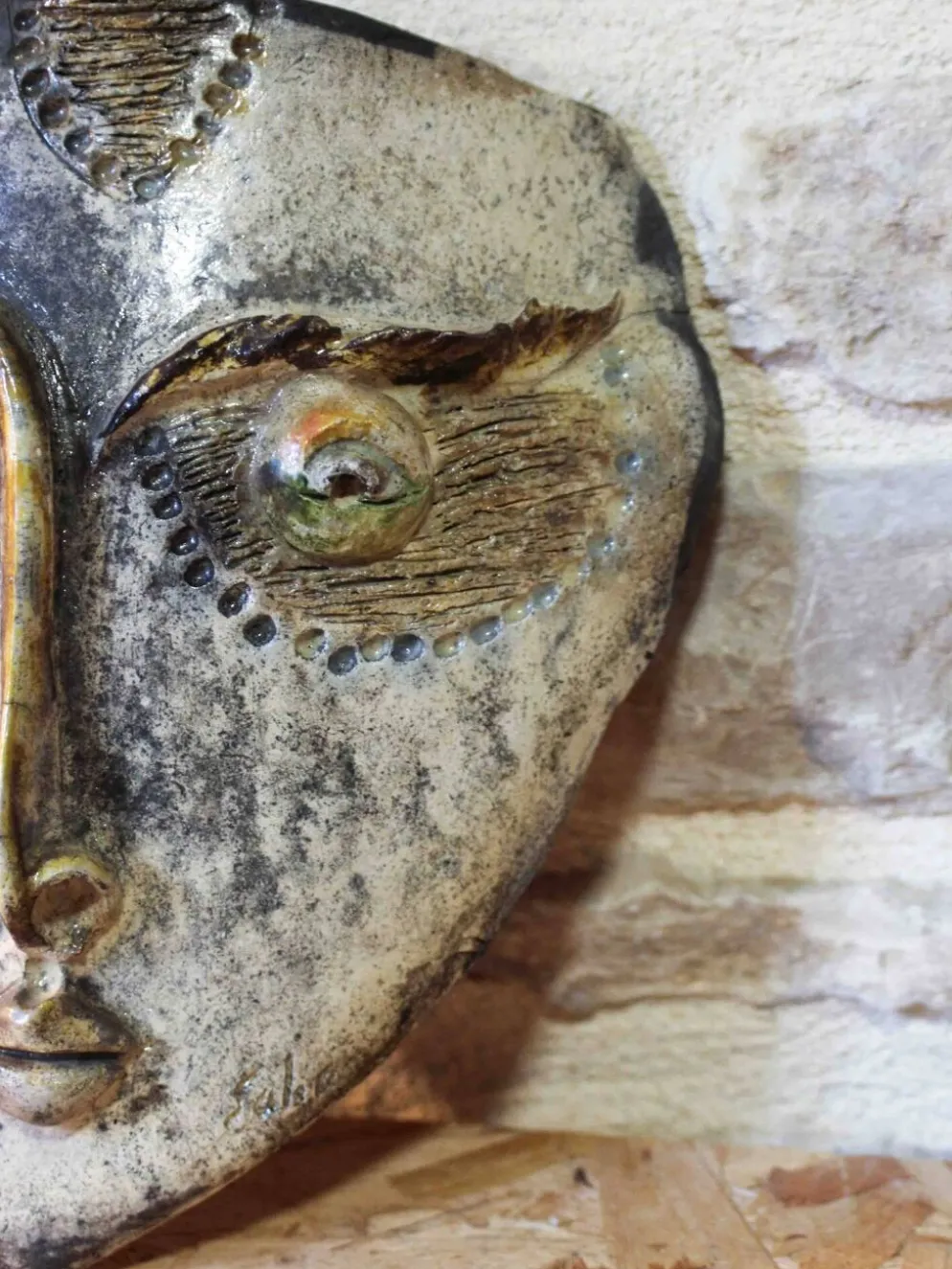 Masque décoratif en raku