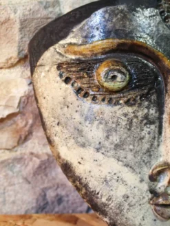 Masque décoratif en raku