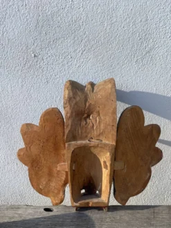 Masque en bois asiatique coloré