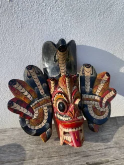 Masque en bois asiatique coloré