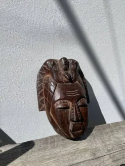 Masque en bois minimaliste oiseau