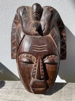 Masque en bois minimaliste oiseau