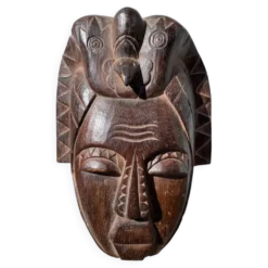 Masque en bois minimaliste oiseau