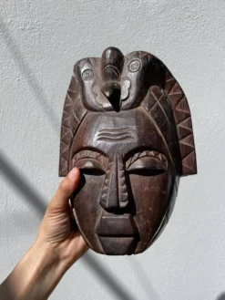 Masque en bois minimaliste oiseau