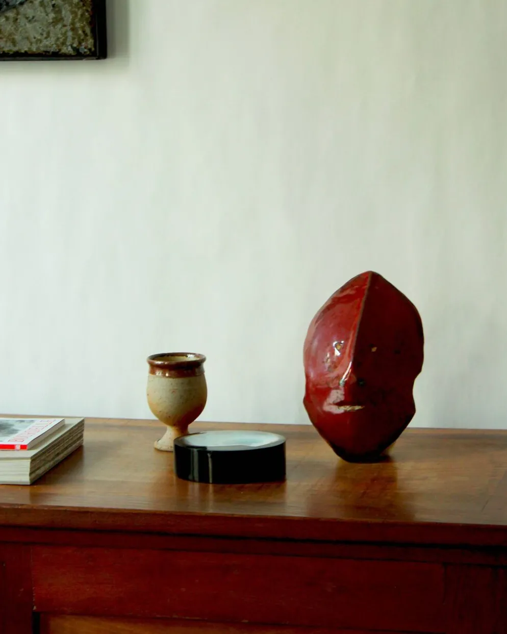 Masque en céramique émaillée rouge, dans le goût d'Accolay, années 50 / 60