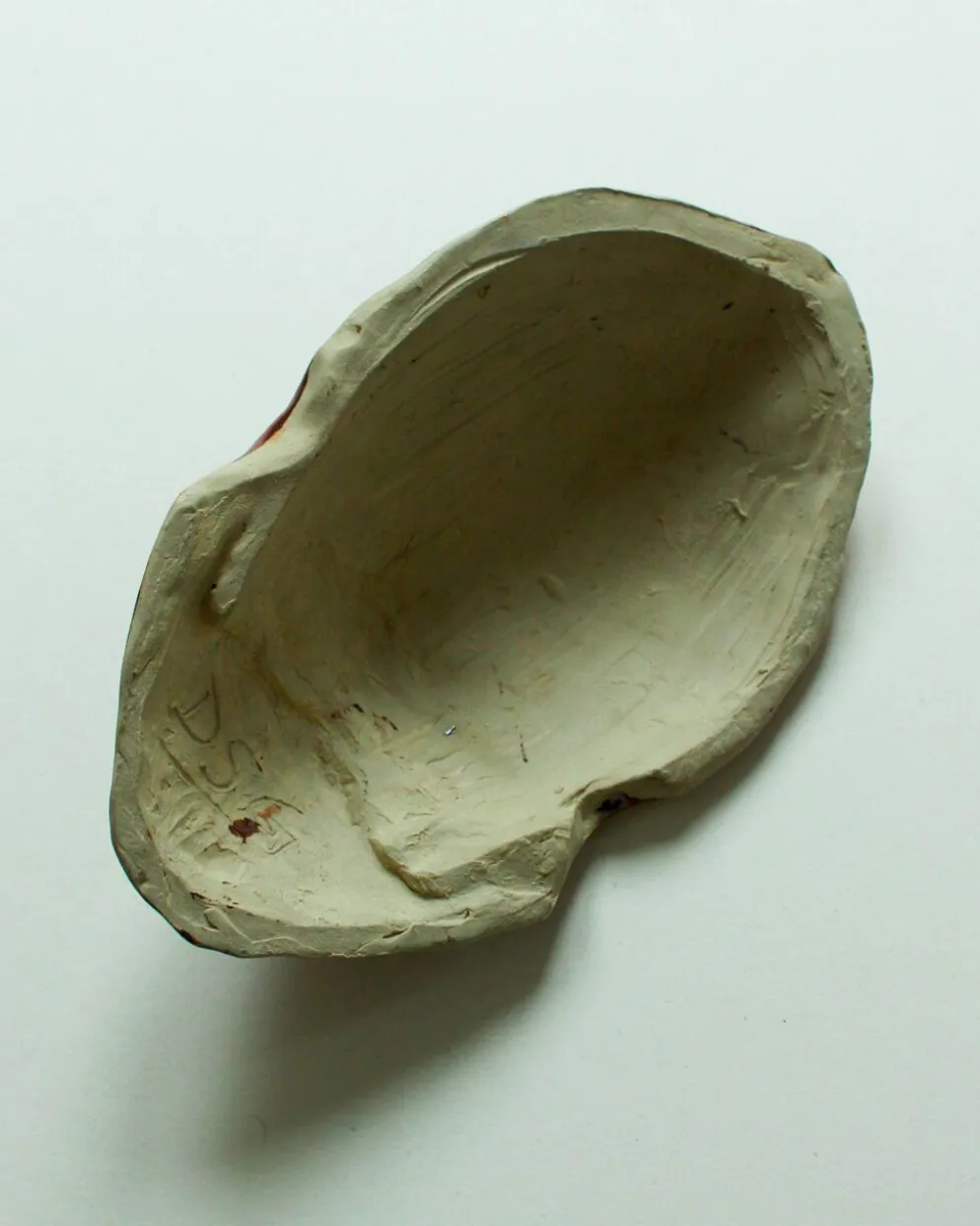 Masque en céramique émaillée rouge, dans le goût d'Accolay, années 50 / 60
