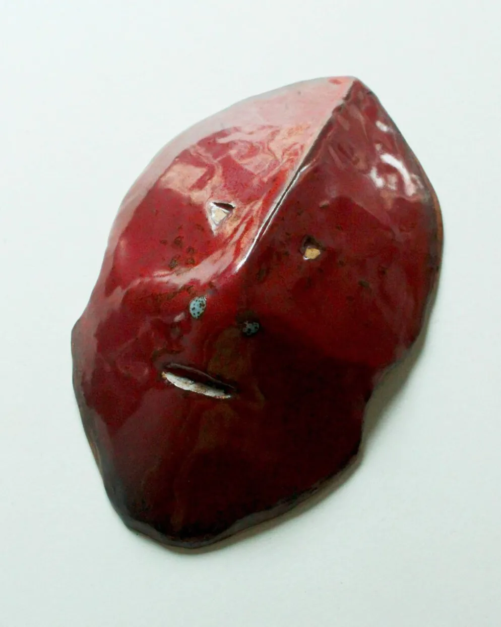 Masque en céramique émaillée rouge, dans le goût d'Accolay, années 50 / 60