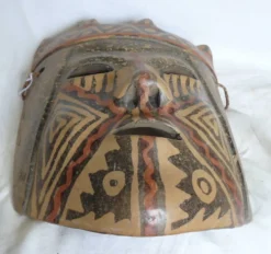 Masque en terre cuite à décors géométriques