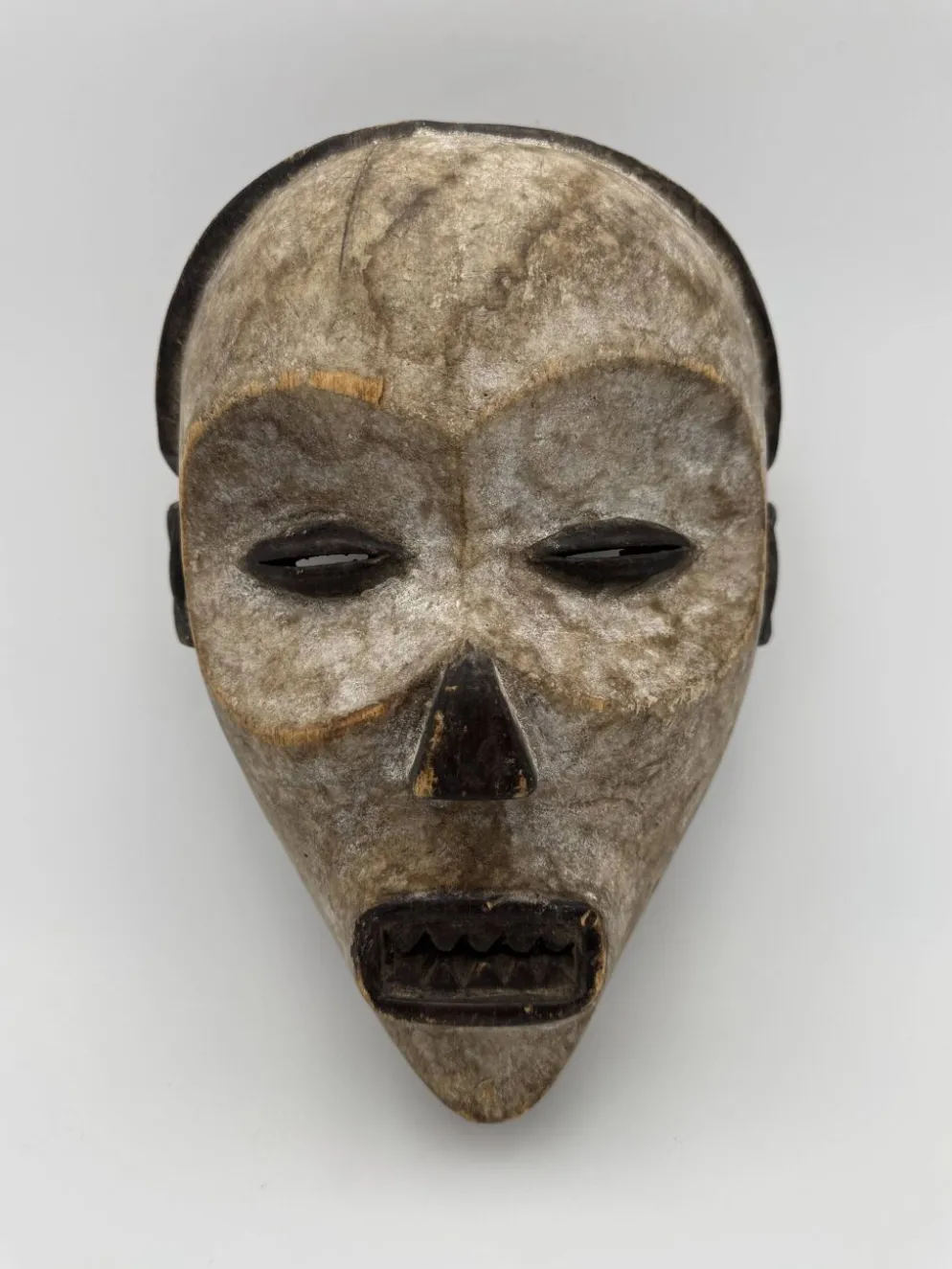 Masque Fang du Gabon – Art africain tribal ancestral, kaolin blanc rituel