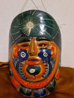 Masque folklore mexicain fait à la main en argile et terre cuite