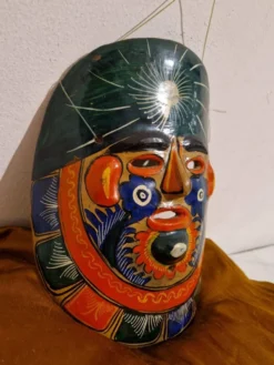 Masque folklore mexicain fait à la main en argile et terre cuite