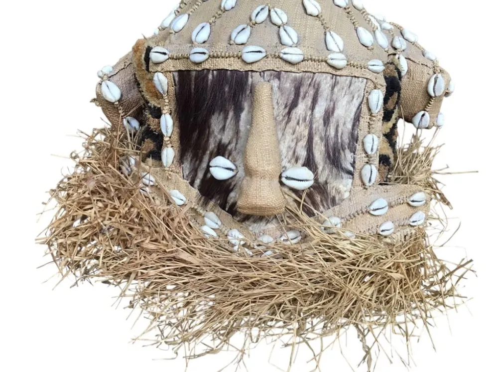 Masque-heaume éléphant Kuba Mukyeem / Mukenga – Congo – Cauris & raphia