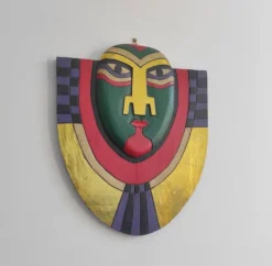 Masque mural artisanal décoratif en bois peint