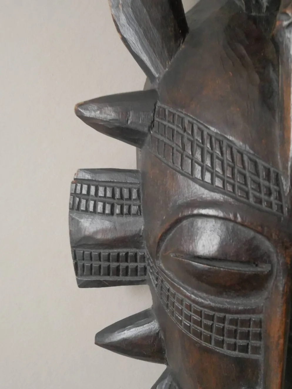Masque mural bois Art Africain vintage fabrication artisanale objet de décoration ethnique tribal