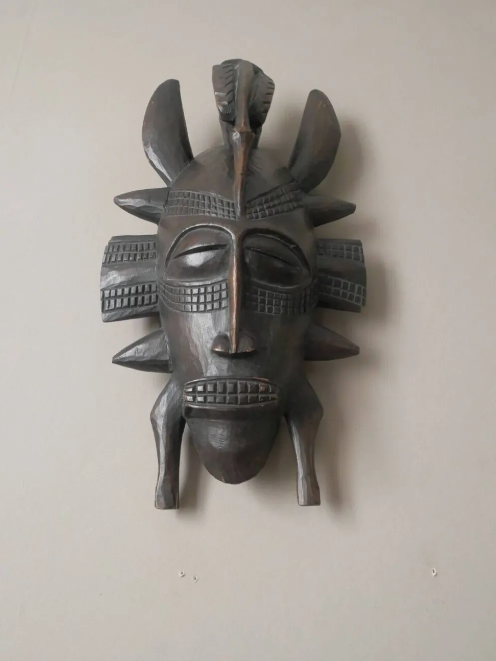 Masque mural bois Art Africain vintage fabrication artisanale objet de décoration ethnique tribal