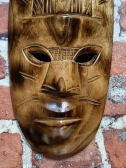 Masque mural en bois