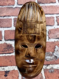 Masque mural en bois