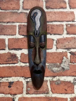 Masque mural en bois.