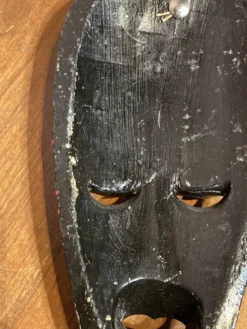 Masque mural en bois