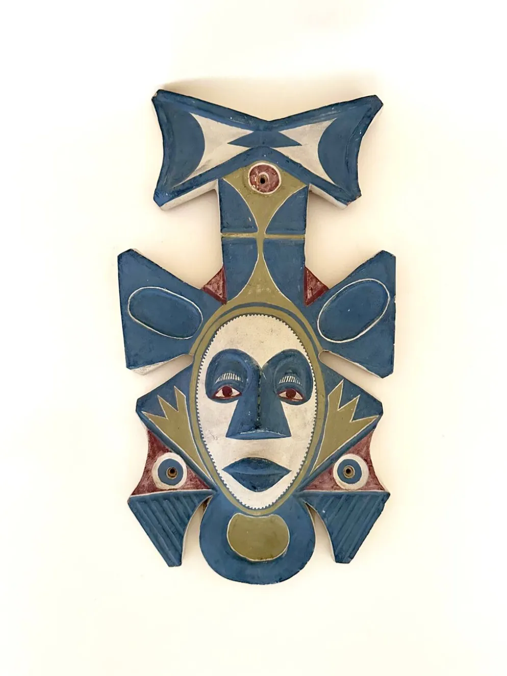 Masque mural en terre cuite peinte