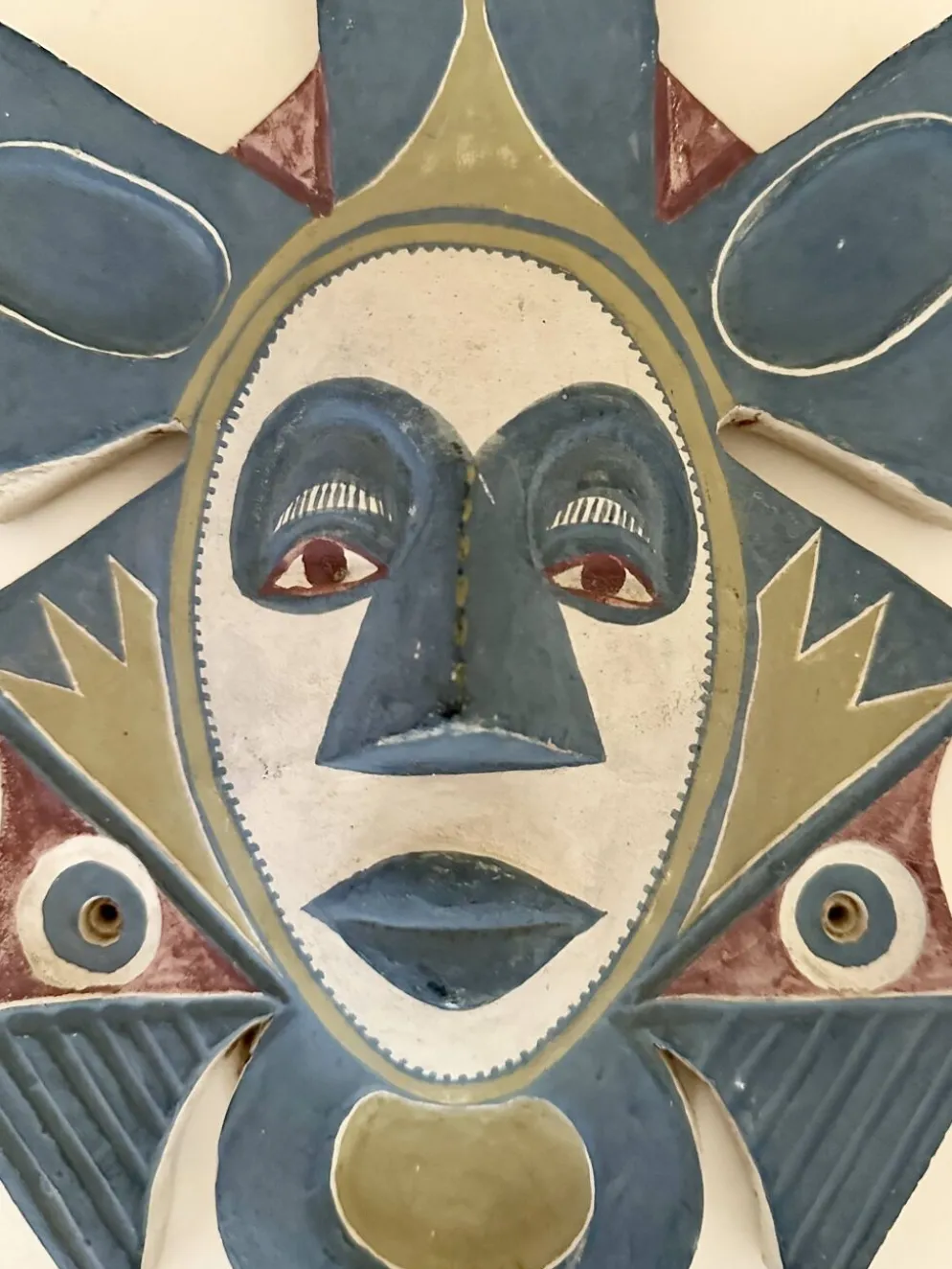 Masque mural en terre cuite peinte