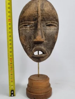 Masque passeport Dan ancien en bois sculpté 15 cm, avec support