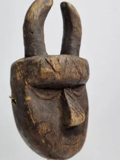 Masque passeport Toma, Bois ancien patiné, 16 cm, avec support
