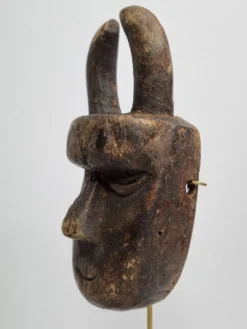 Masque passeport Toma, Bois ancien patiné, 16 cm, avec support