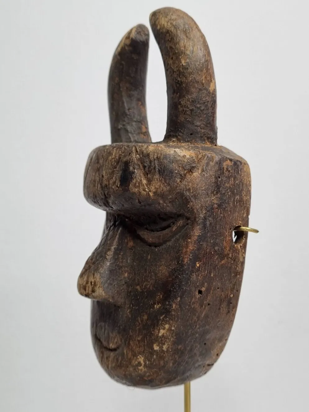Masque passeport Toma, Bois ancien patiné, 16 cm, avec support