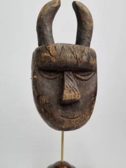 Masque passeport Toma, Bois ancien patiné, 16 cm, avec support