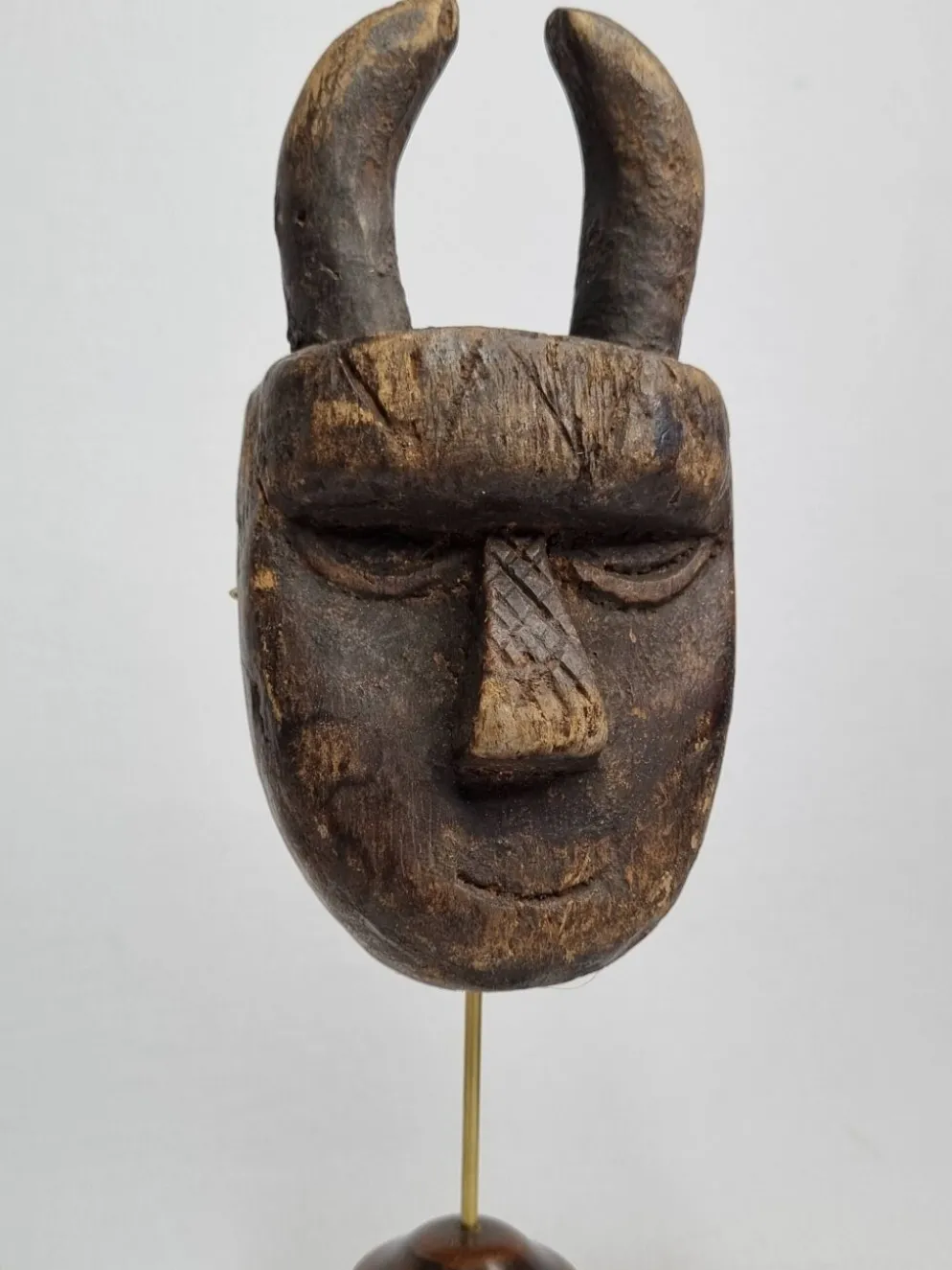 Masque passeport Toma, Bois ancien patiné, 16 cm, avec support