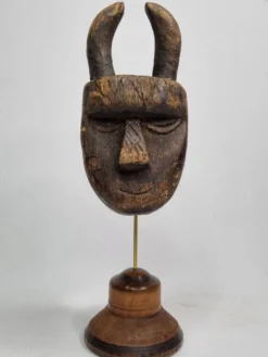Masque passeport Toma, Bois ancien patiné, 16 cm, avec support
