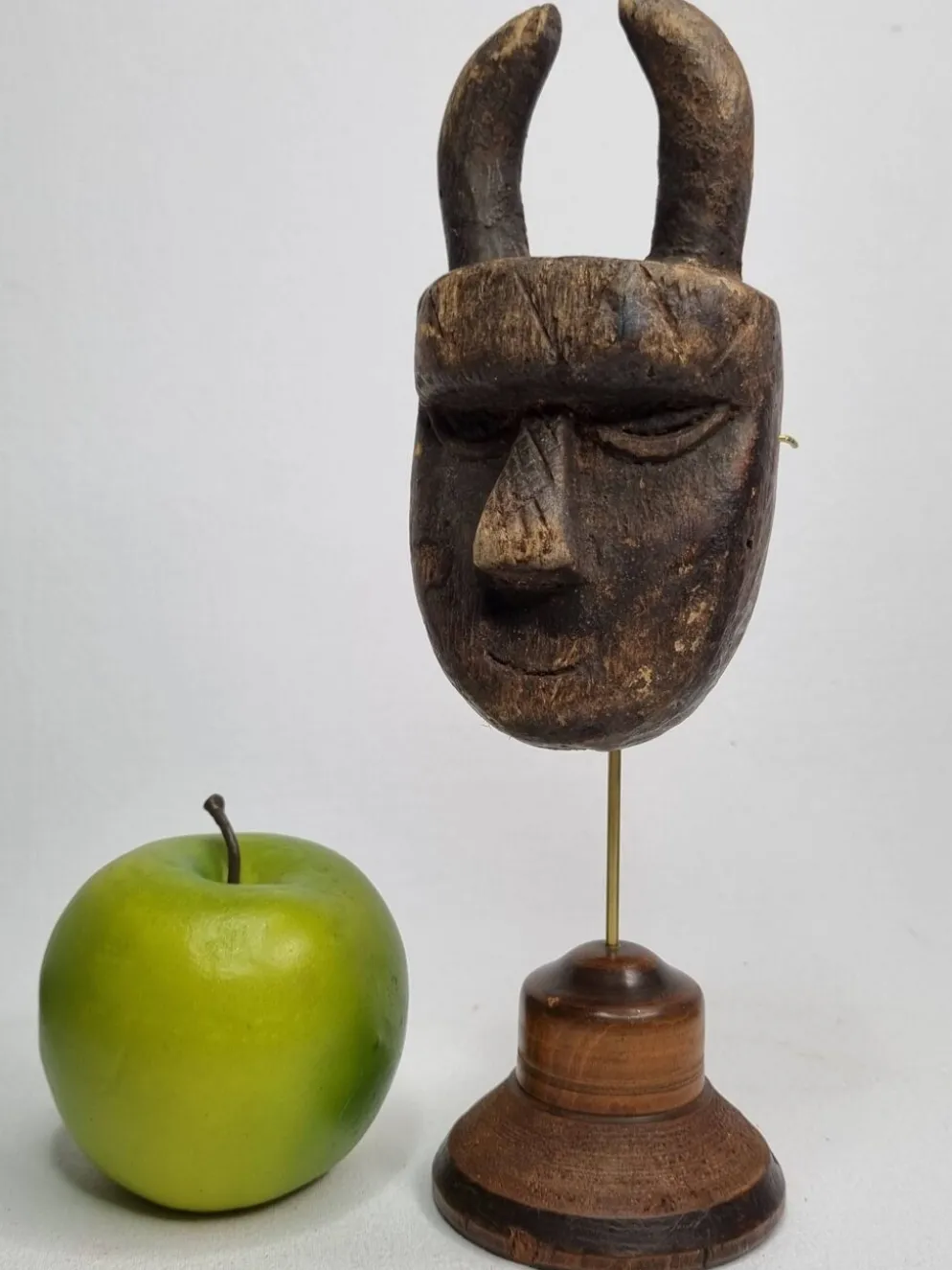Masque passeport Toma, Bois ancien patiné, 16 cm, avec support