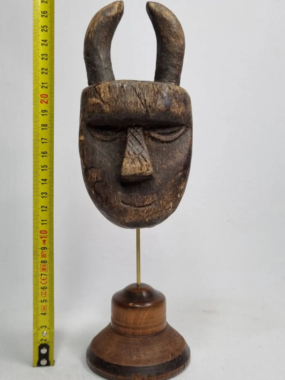 Masque passeport Toma, Bois ancien patiné, 16 cm, avec support
