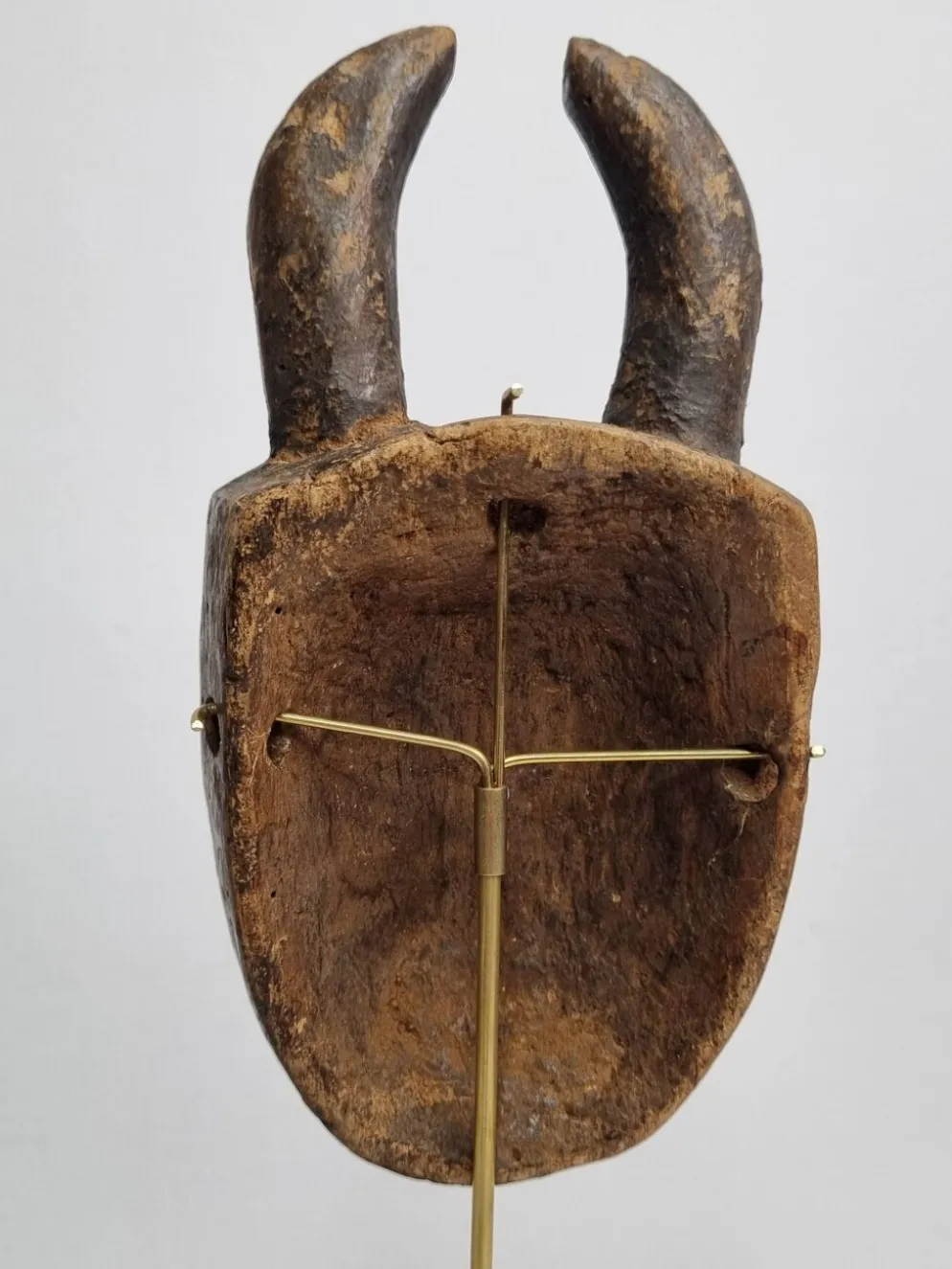 Masque passeport Toma, Bois ancien patiné, 16 cm, avec support