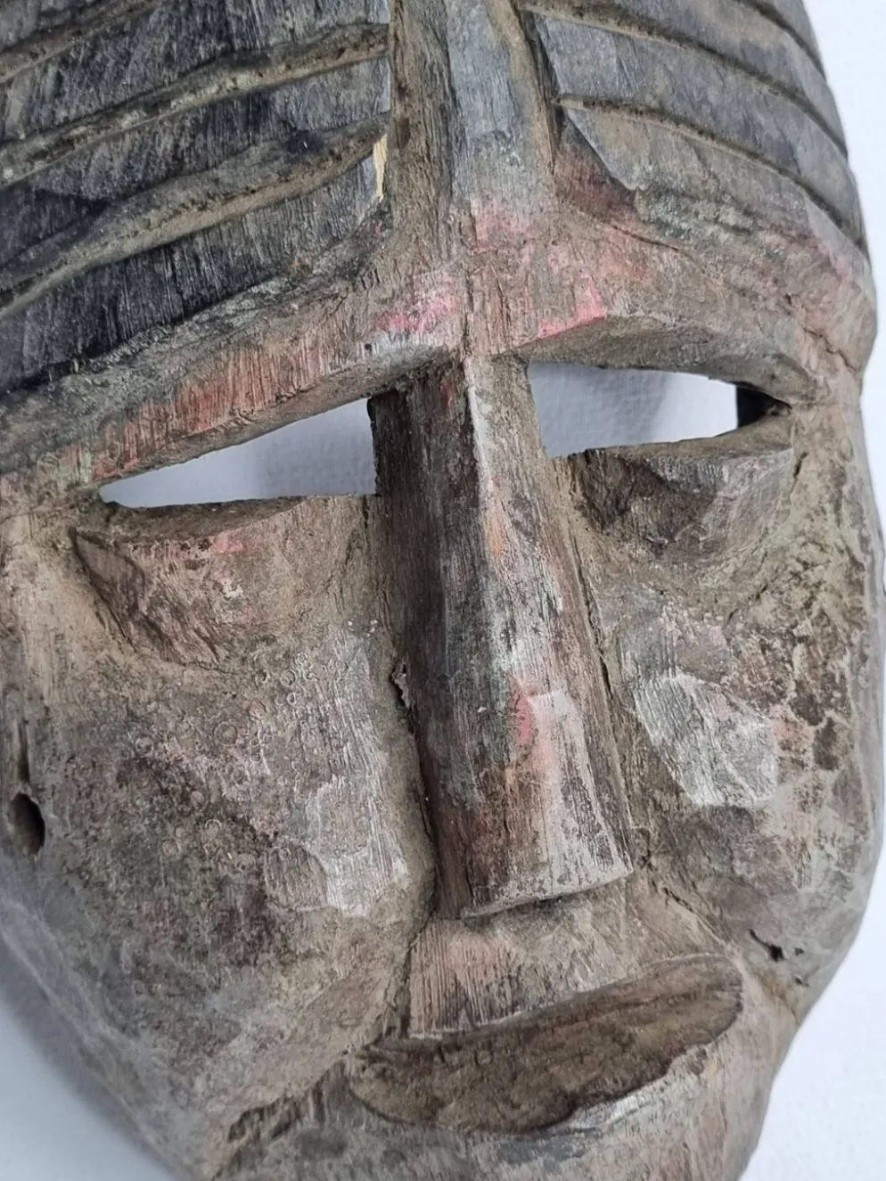 Masque rituel ancien en bois sculpté, Himalaya, XXe siècle – 19 cm