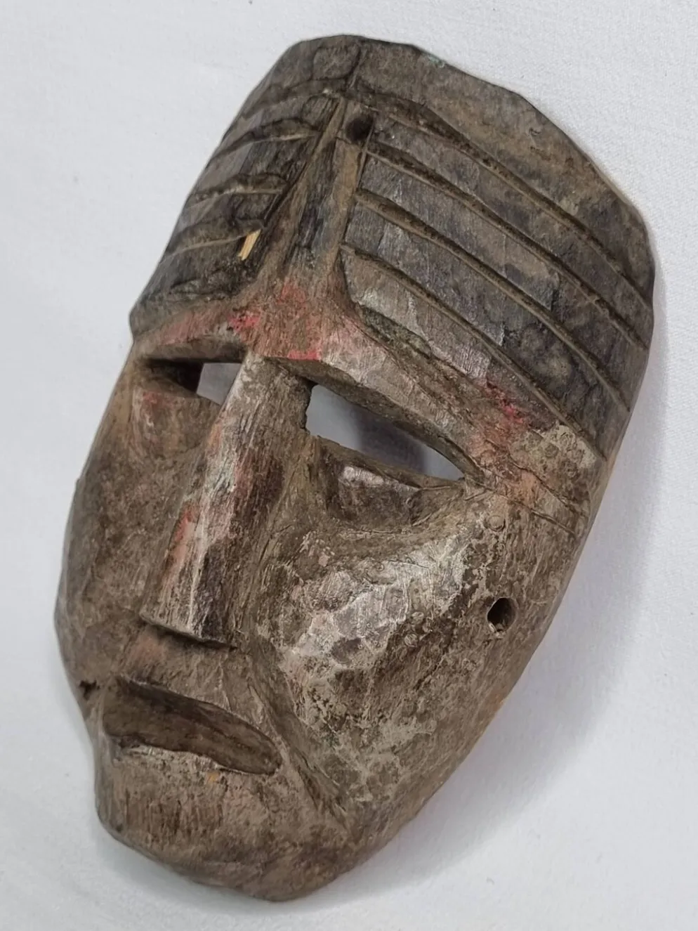 Masque rituel ancien en bois sculpté, Himalaya, XXe siècle – 19 cm