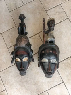 Masques en bois sculptés Mblo Baule d'Afrique de l'Ouest (1970-1980)