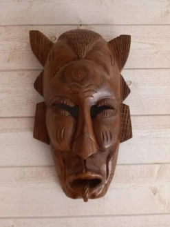 Masque tribal/ africain en bois