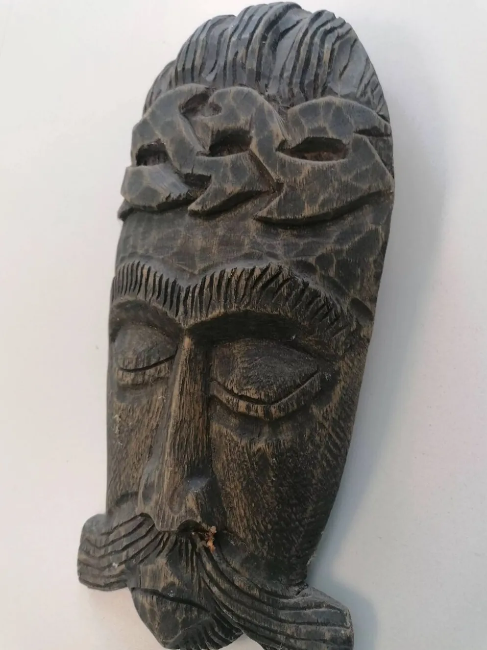 Masque tribal africain en bois sculpté – art ethnique décoratif