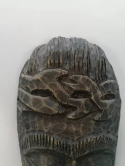 Masque tribal africain en bois sculpté – art ethnique décoratif