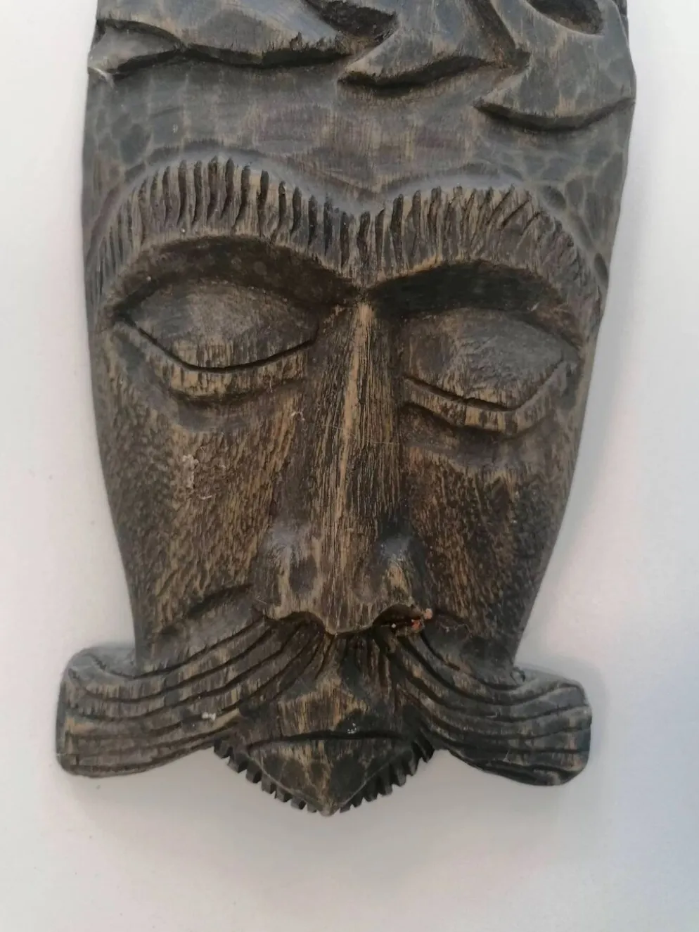 Masque tribal africain en bois sculpté – art ethnique décoratif