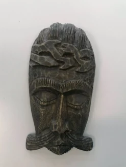 Masque tribal africain en bois sculpté – art ethnique décoratif