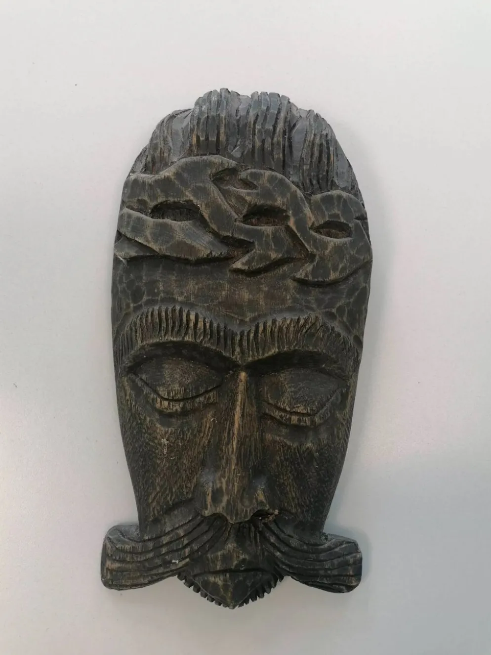 Masque tribal africain en bois sculpté – art ethnique décoratif