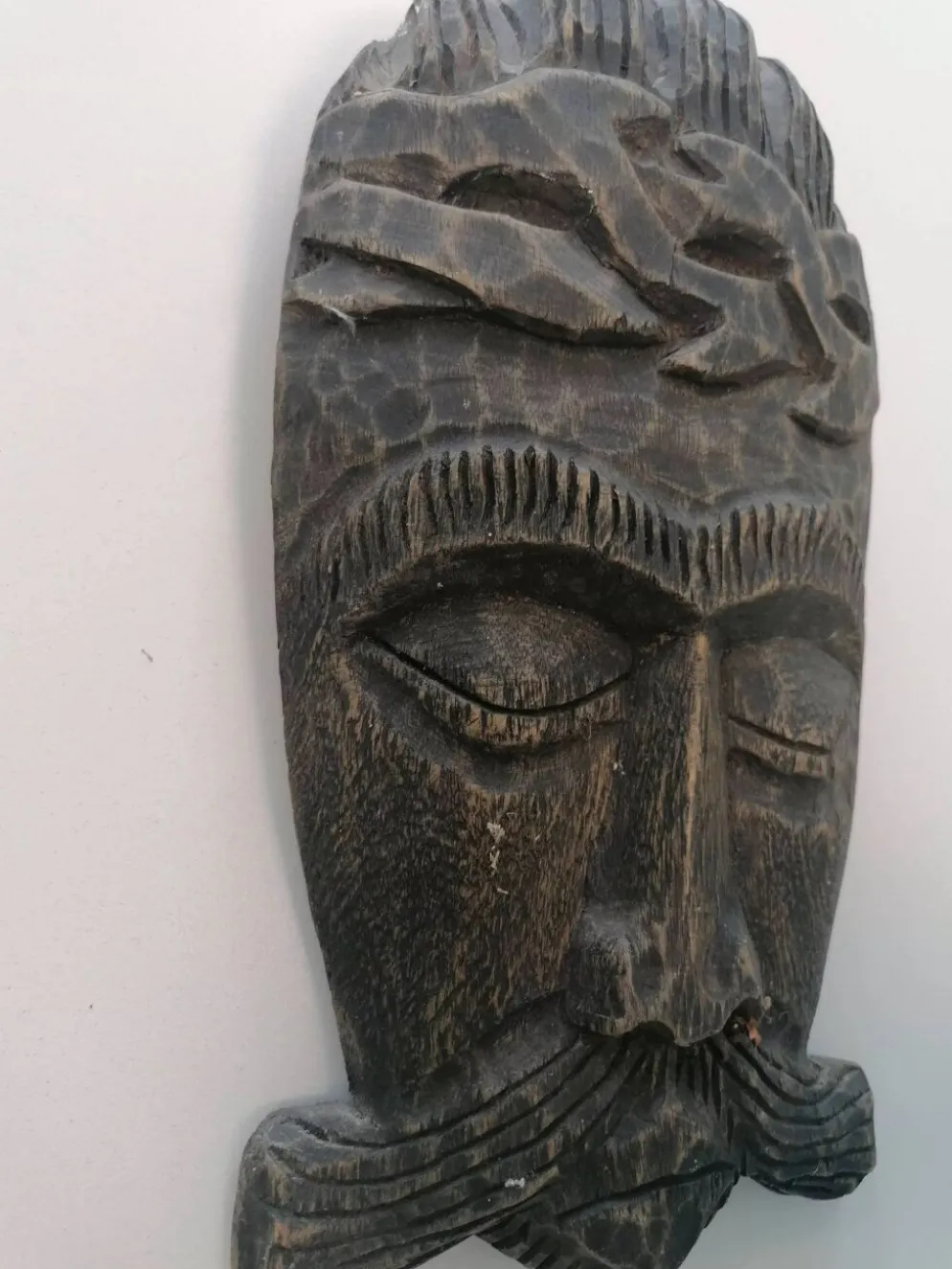 Masque tribal africain en bois sculpté – art ethnique décoratif