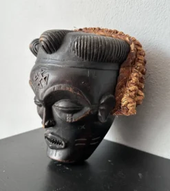 Masque tribal noir et orange