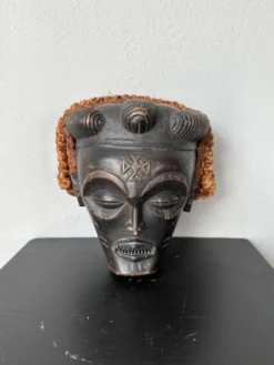 Masque tribal noir et orange