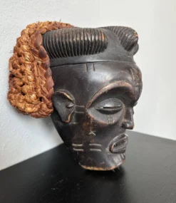 Masque tribal noir et orange