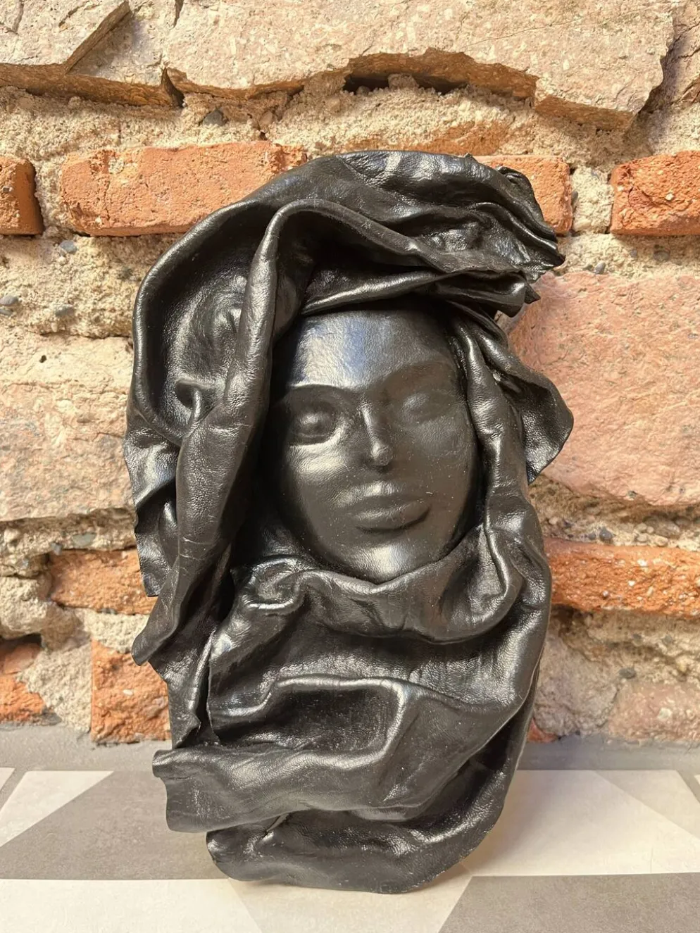 Masque vintage visage de femme en cuir