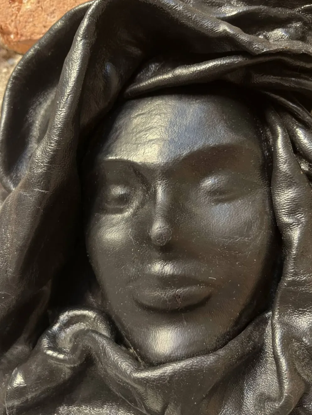 Masque vintage visage de femme en cuir